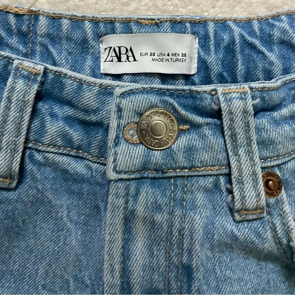 Zara Mom Fit Comfort Jeans size 4  High waisted
